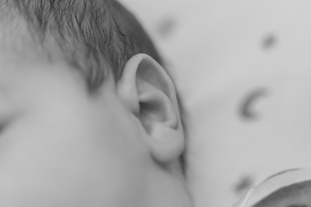découvrez les causes, les symptômes et les traitements liés aux acouphènes (tinnitus). apprenez comment mieux vivre avec ce trouble auditif et explorez des solutions adaptées pour retrouver le confort auditif.