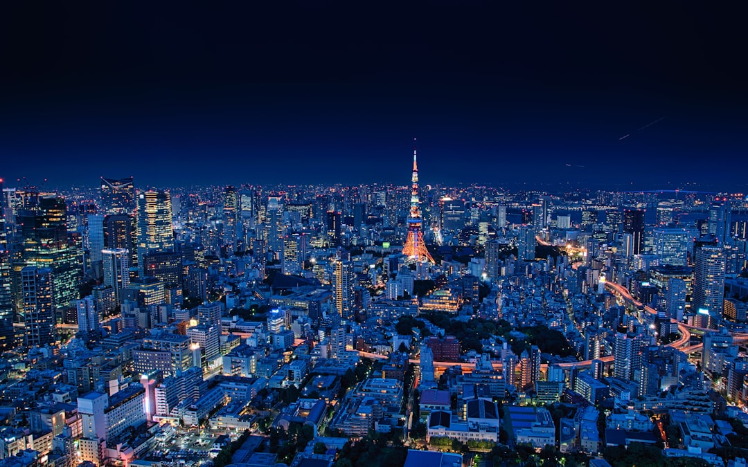 découvrez tokyo, la fascinante capitale du japon, où tradition et modernité se rencontrent. explorez ses quartiers emblématiques, savourez sa gastronomie renommée et imprégnez-vous de la culture dynamique qui anime cette ville unique.