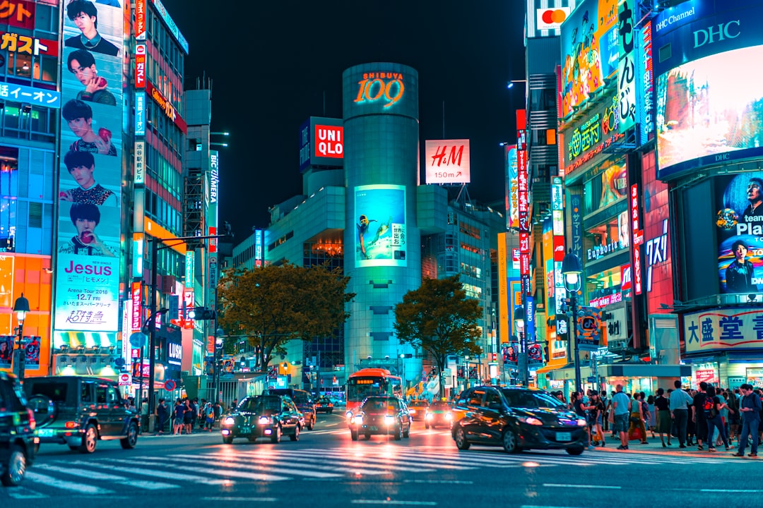 découvrez tokyo, la capitale japonaise vibrante et moderne, où tradition et innovation se rencontrent. explorez ses quartiers animés, sa délicieuse gastronomie, et sa riche culture qui fascine chaque visiteur.