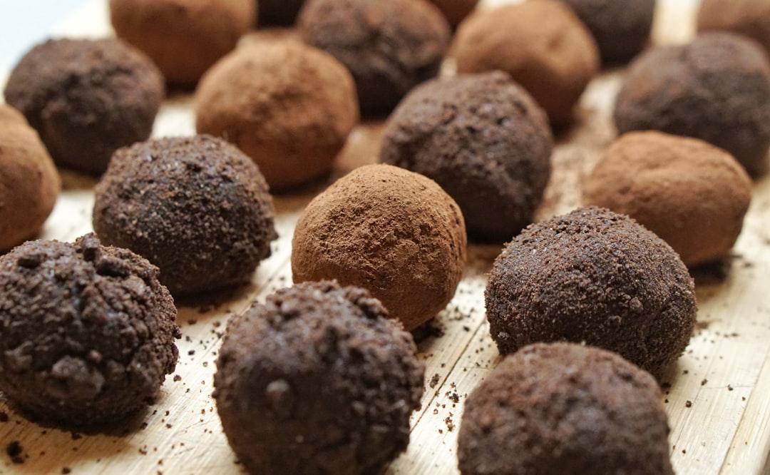 découvrez l'univers fascinant des truffes, ces précieuses champignons souterrains, appréciées pour leur arôme unique et leur saveur délicate. apprenez comment les cultiver, les déguster et les intégrer dans vos plats raffinés. plongez dans l'art de la gastronomie truffée!